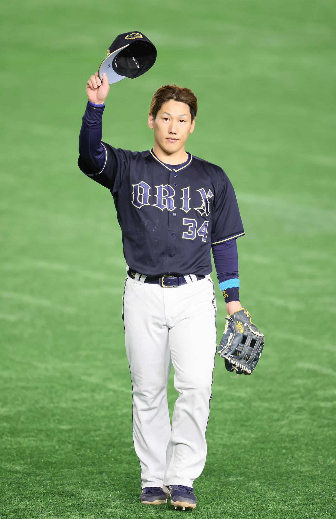 ヤクルト対オリックス　7回表オリックス2死一、二塁、左前適時打を放った吉田正はスタンドに帽子を取り応える（撮影・足立雅史）