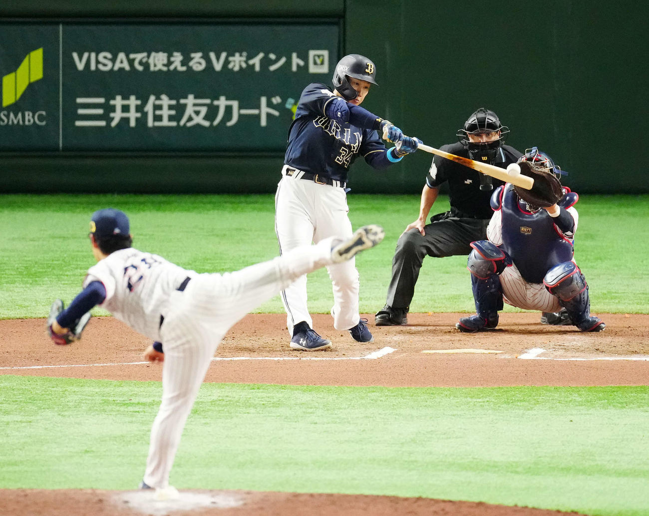 ヤクルト対オリックス　6回表オリックス無死、左翼へ二塁打を放つ吉田正。投手小川（撮影・江口和貴）