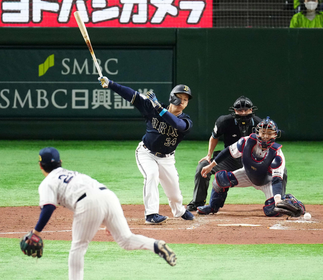 ヤクルト対オリックス　3回表オリックス1死満塁、空振り三振に倒れる吉田正。投手小川（撮影・江口和貴）