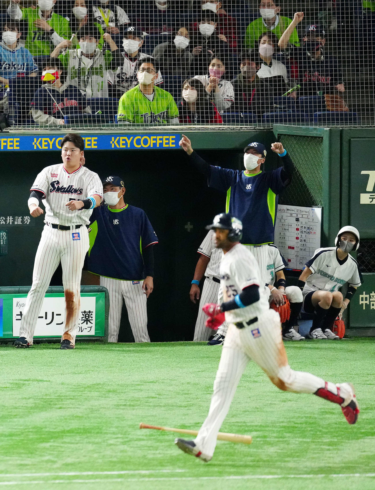 ヤクルト対オリックス　7回裏ヤクルト2死一塁、サンタナ（手前）の2点本塁打を喜ぶ高津監督（右から2人目）。左は村上（撮影・江口和貴）