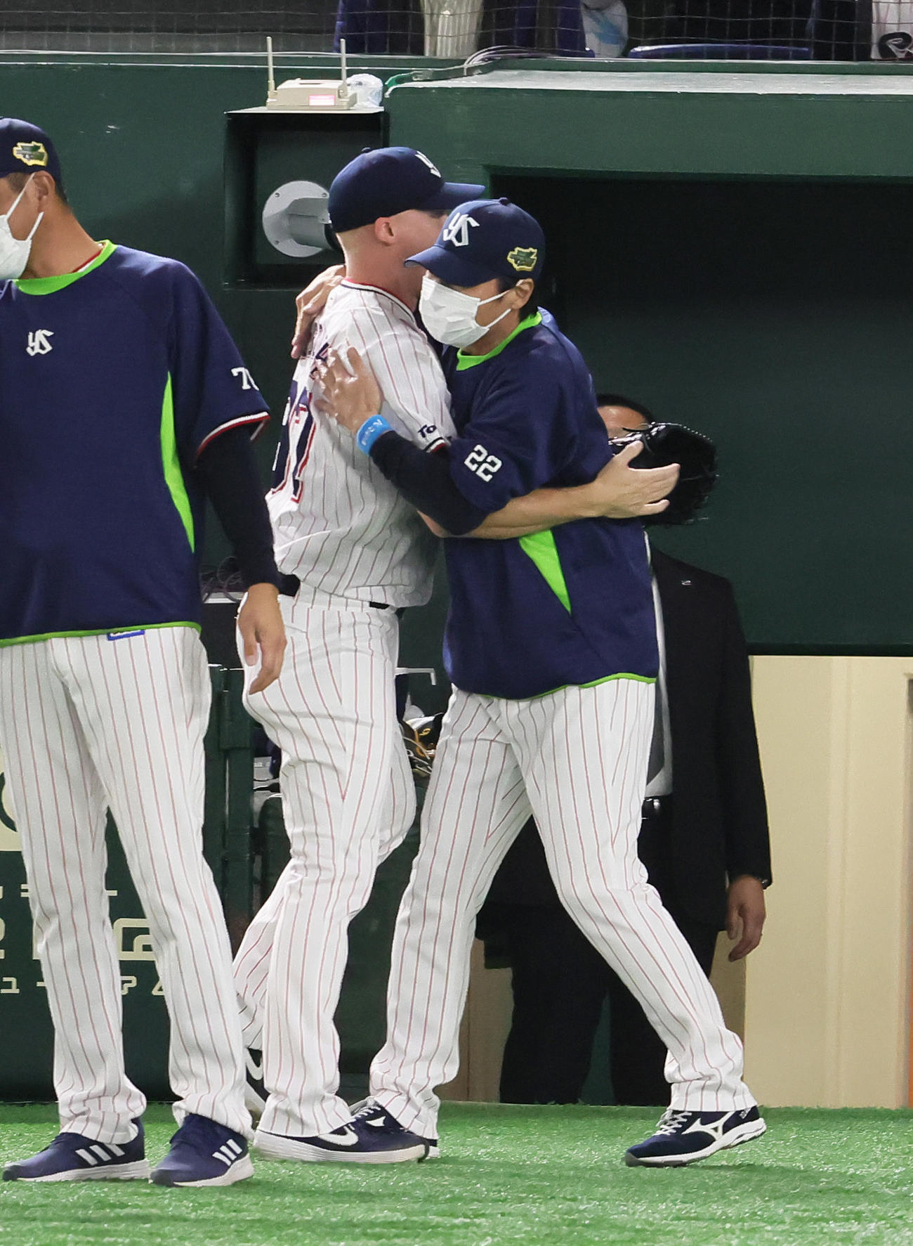 ヤクルト対オリックス　勝利したヤクルト高津監督（右）はマクガフと抱き合う（撮影・足立雅史）
