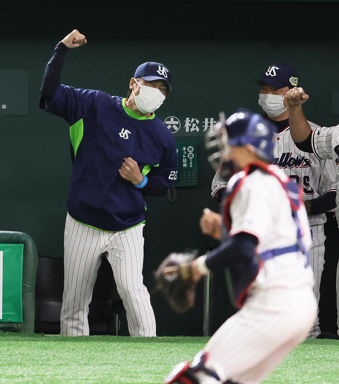 ヤクルト対オリックス　勝利しガッツポーズするヤクルト高津監督（撮影・足立雅史）