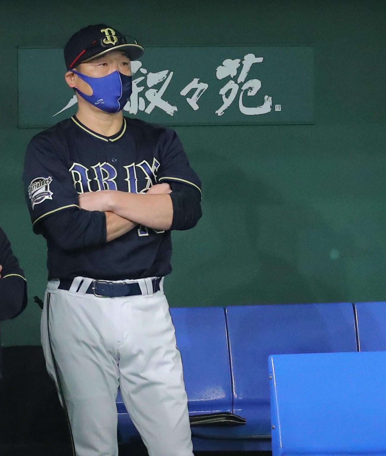ヤクルト対オリックス　9回表、戦況を見つめる中嶋監督（撮影・河田真司）