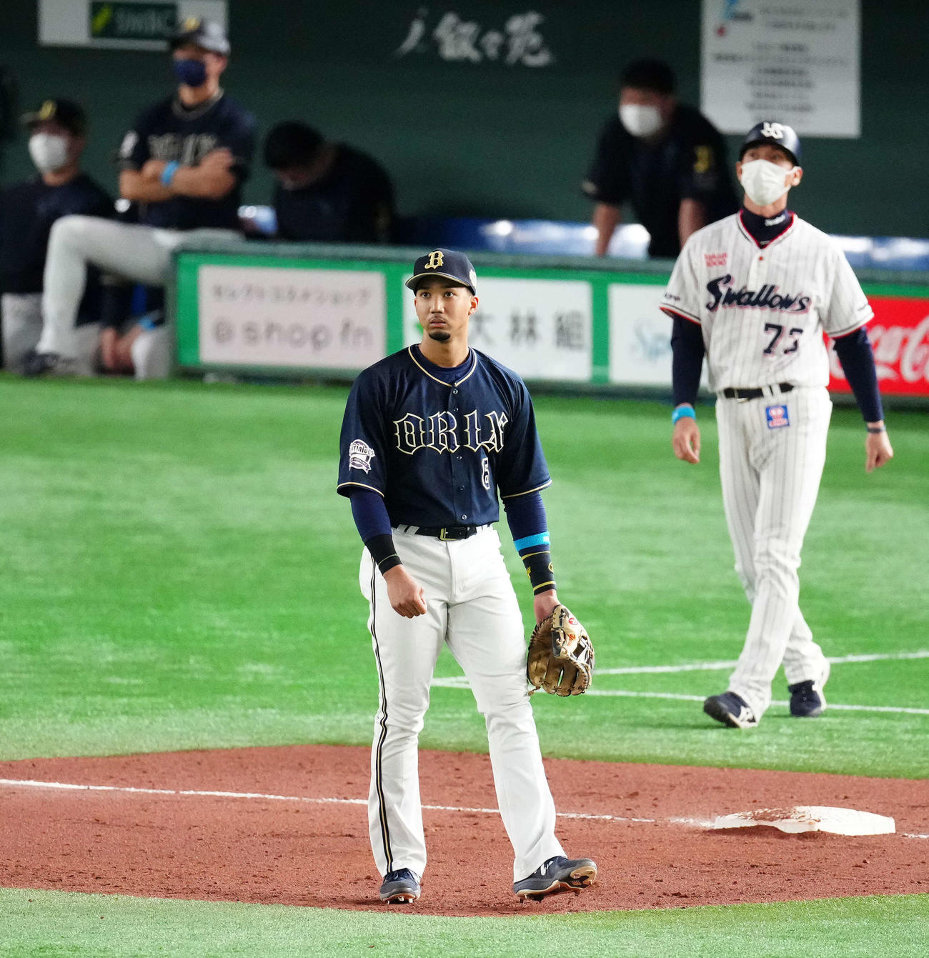 ヤクルト対オリックス　5回裏ヤクルト2死満塁、二塁への悪送球が適時失策となりぼうぜんとする宗（左）（撮影・江口和貴）