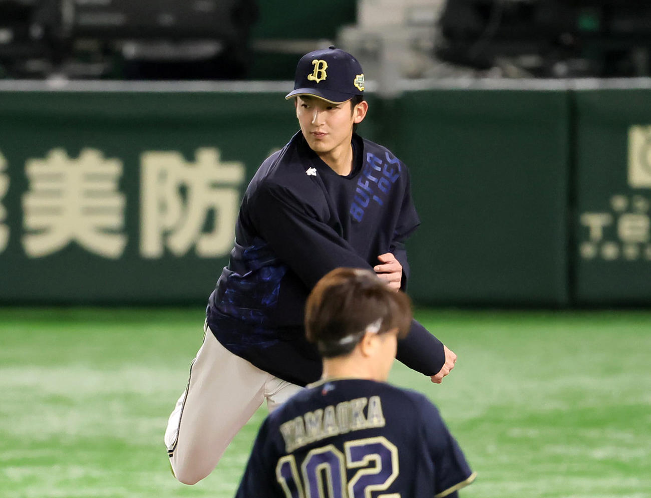 マウンドの感触を確かめるオリックス山崎颯一郎（撮影・足立雅史）