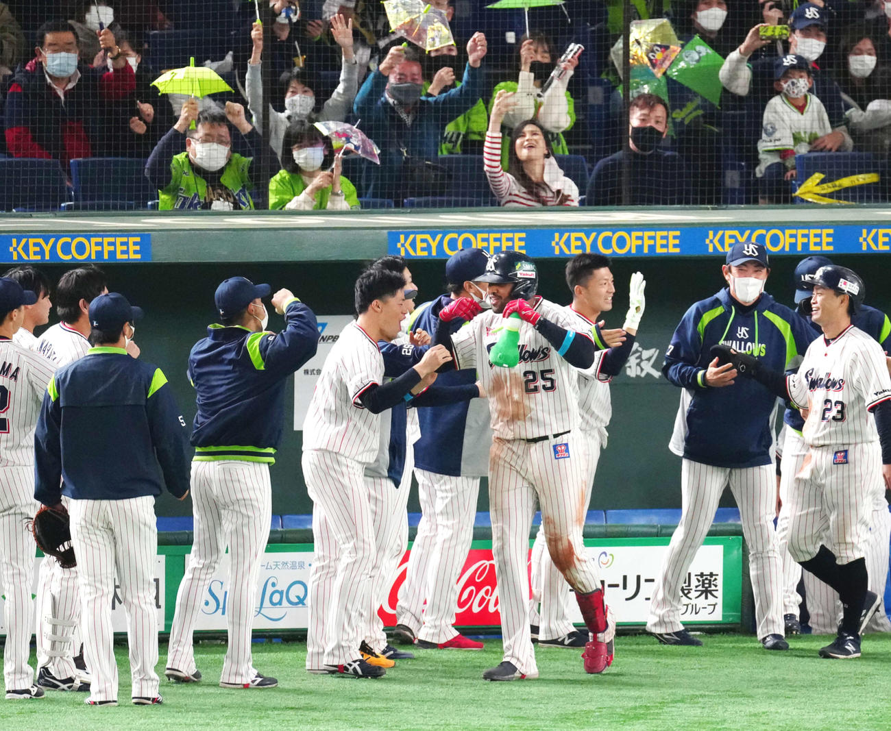 7回裏ヤクルト2死一塁、2点本塁打を放ちチームメートから祝福されるサンタナ（中央右）（撮影・江口和貴）
