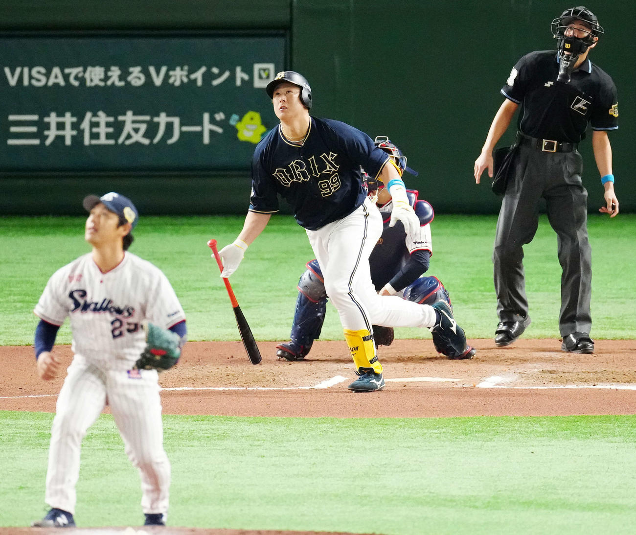 ヤクルト対オリックス　6回表オリックス無死二塁、右越え2点本塁打を放つ杉本。投手小川（撮影・江口和貴）