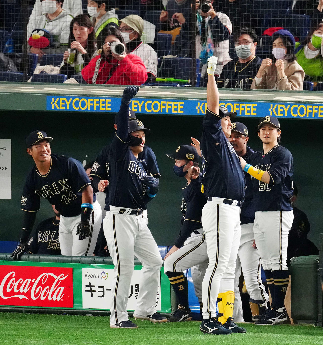 ヤクルト対オリックス　6回表オリックス無死二塁、同点2点本塁打を放ち吉田正（手前左）と昇天ポーズを決める杉本（撮影・江口和貴）