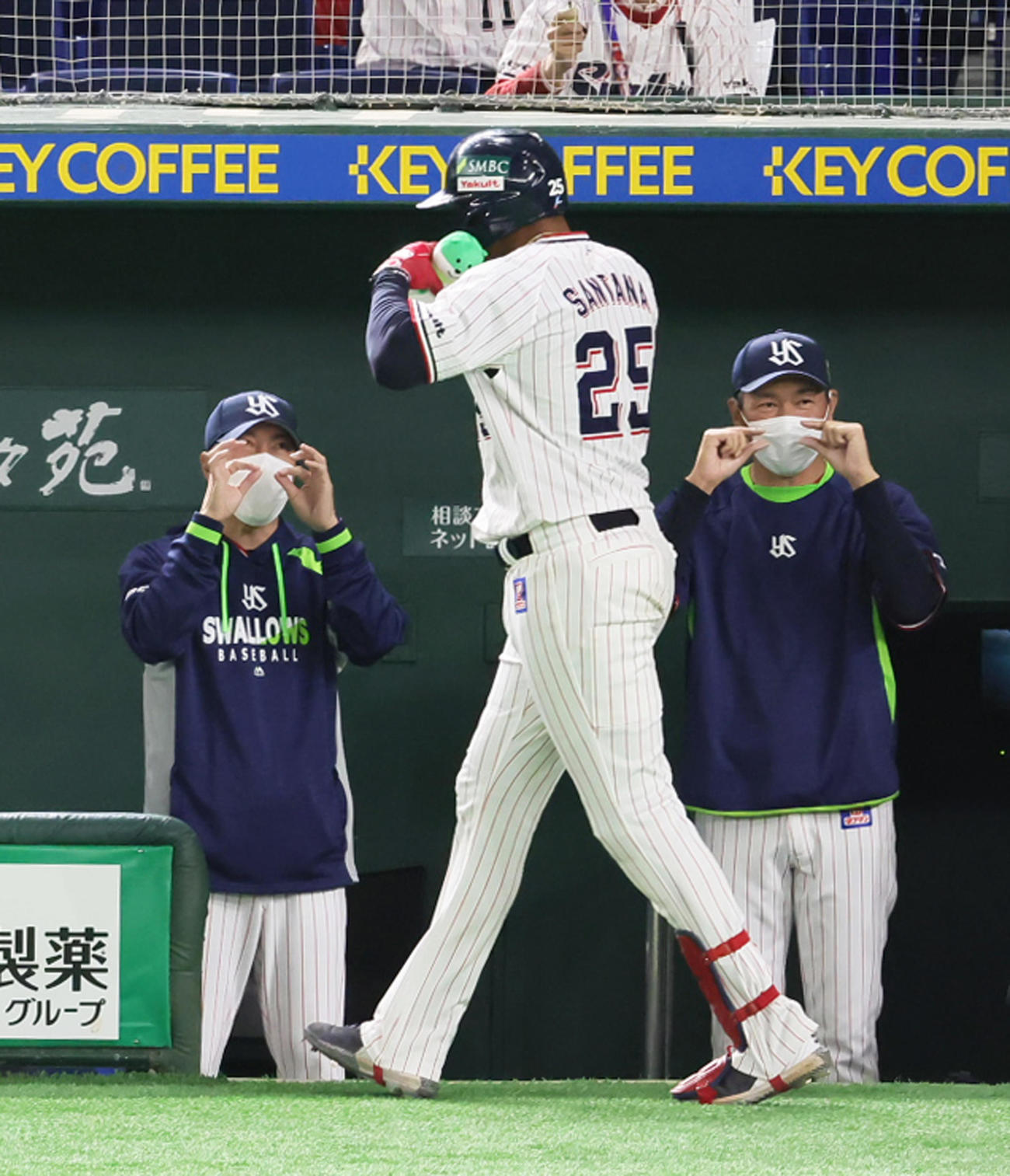 ヤクルト対オリックス　2回裏ヤクルト無死、サンタナ（中央）は左越え本塁打を放ち高津監督（左）に迎えられる（撮影・足立雅史）