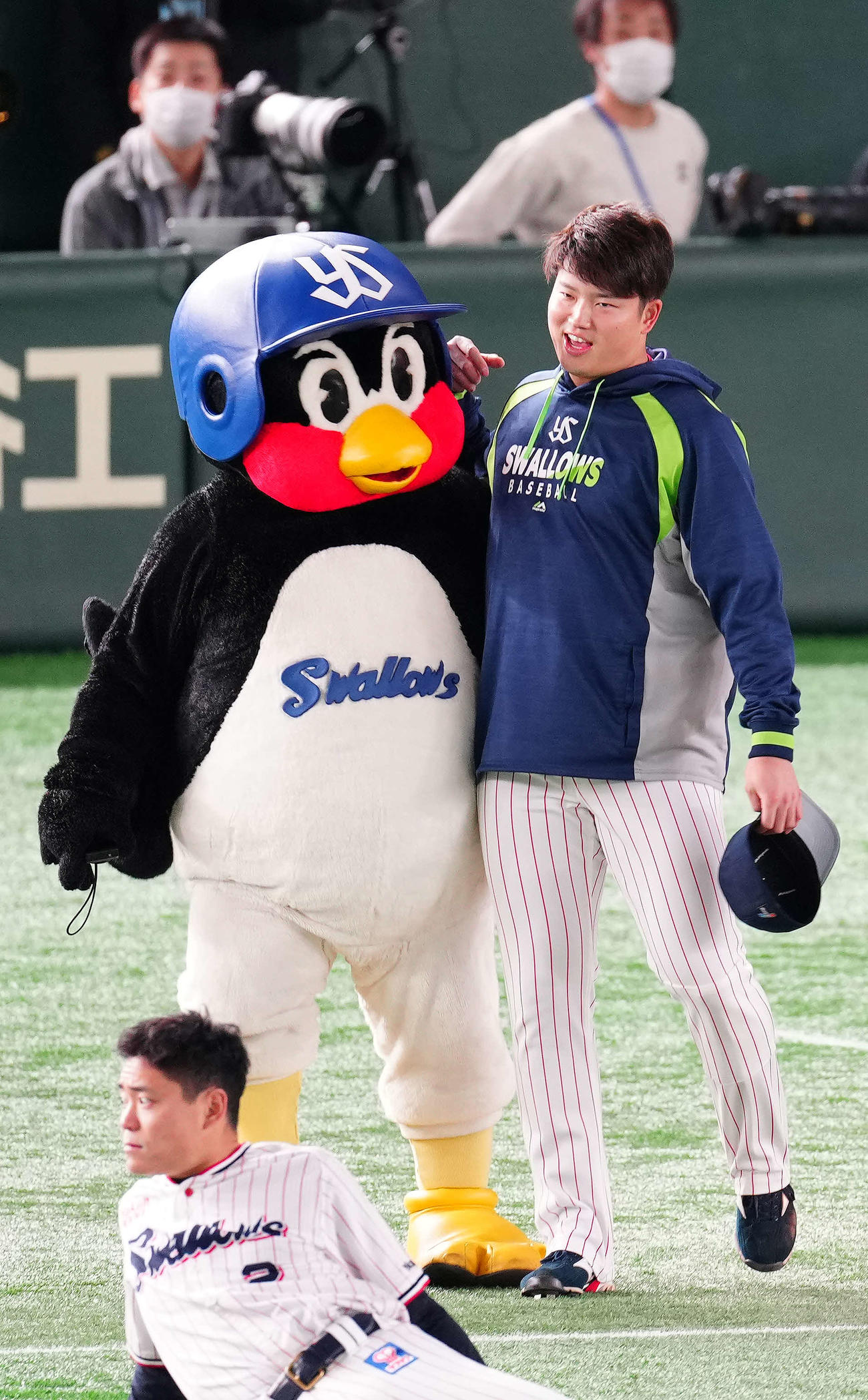ヤクルト対オリックス　試合前、つば九郎（左）とボディータッチをかわすヤクルト村上（撮影・江口和貴）