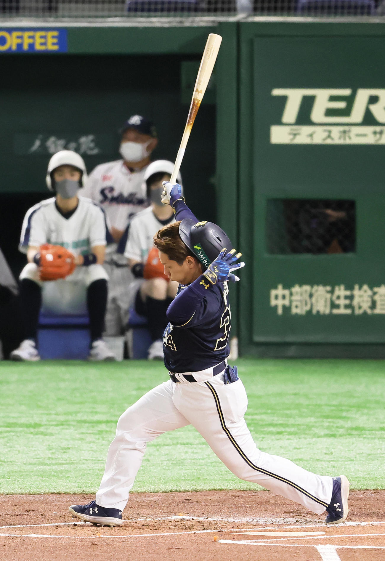 ヤクルト対オリックス　1回表オリックス1死一塁、空振り三振に倒れる吉田正（撮影・足立雅史）