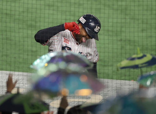 ヤクルト対オリックス　2回裏ヤクルト無死、右越え先制本塁打を放ち、ナインに迎えられるサンタナ（撮影・前田充）