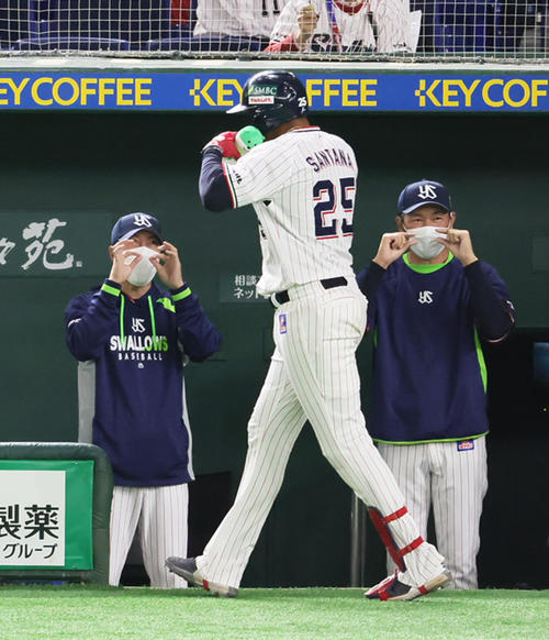 ヤクルト対オリックス　2回裏ヤクルト無死、サンタナ（中央）は左越え本塁打を放ち高津監督（左）に迎えられる（撮影・足立雅史）