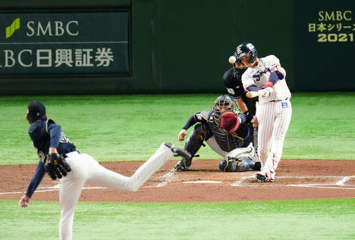 ヤクルト対オリックス　3回裏ヤクルト無死、左前打を放つ塩見。投手山崎颯（撮影・江口和貴）