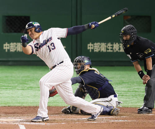 ヤクルト対オリックス　6回裏ヤクルト2死一、二塁、中前適時打を放つオスナ（撮影・足立雅史）