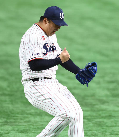 ヤクルト対オリックス　8回表オリックスの攻撃を無失点に抑え雄たけびを上げる清水（撮影・垰建太）