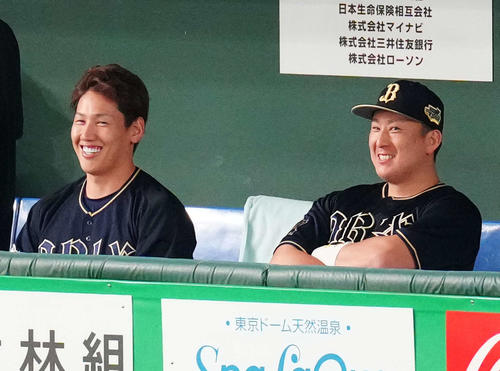 ヤクルト対オリックス　試合前、つば九郎のフリップ芸で笑顔を見せるオリックス吉田正（左）と杉本（撮影・江口和貴）