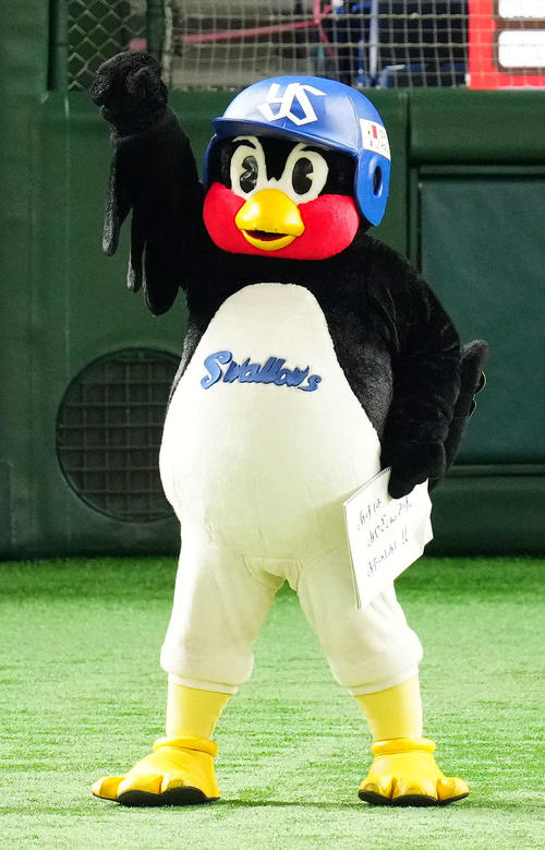 ヤクルト対オリックス　試合前、フリップ芸を披露し昇天ポーズを見せる、つば九郎（撮影・江口和貴）