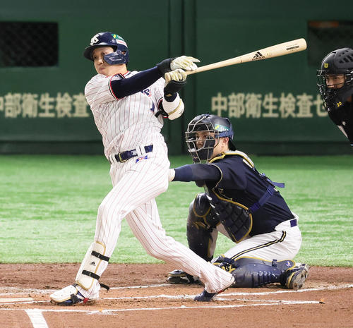 ヤクルト対オリックス　1回裏ヤクルト2死、中前打を放つ山田（撮影・足立雅史）
