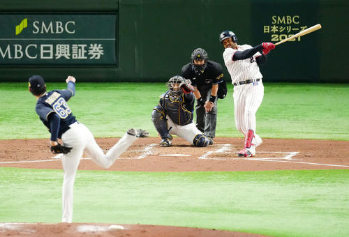 ヤクルト対オリックス　2回裏ヤクルト無死、右越えに先制ソロ本塁打を放つサンタナ。投手山崎颯（撮影・江口和貴）