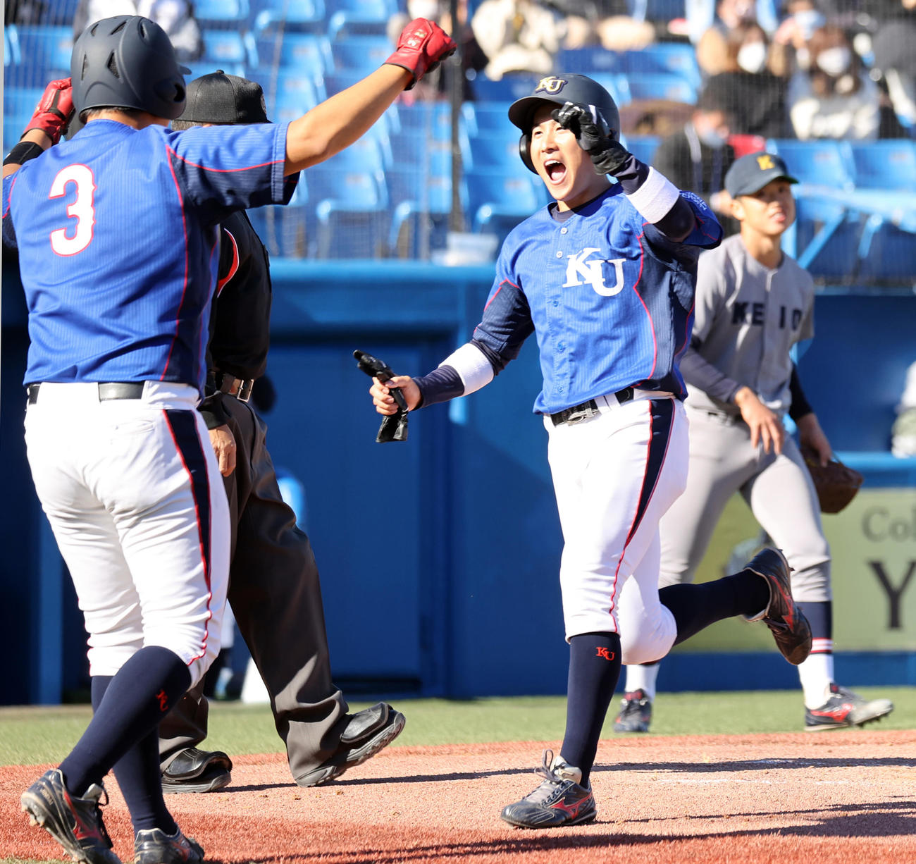 神奈川大対慶大　2回表神奈川大2死満塁、渡辺宏の投手強襲2点適時打でガッツポーズで生還する有安（右）（撮影・浅見桂子）