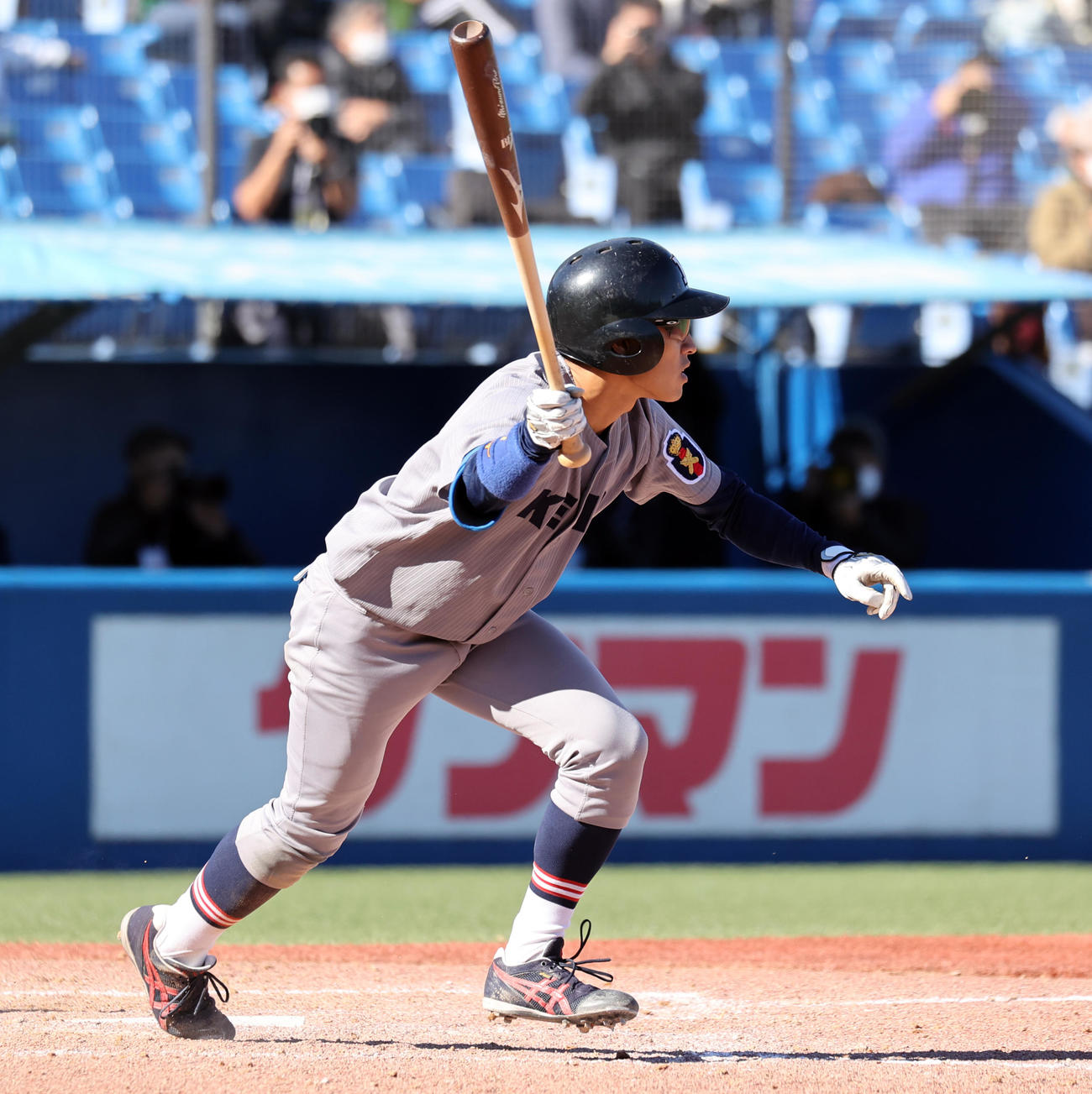 神奈川大対慶大　4回裏慶大無死一三塁、渡辺遼は犠飛を放つ（撮影・浅見桂子）