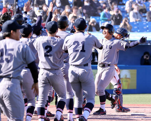 神奈川大対慶大 9回裏慶大1死三塁、下山(右)が右越えサヨナラ2点本塁打を放ち、、迎えるナインの中に笑顔で飛び込む(撮影・浅見桂子)