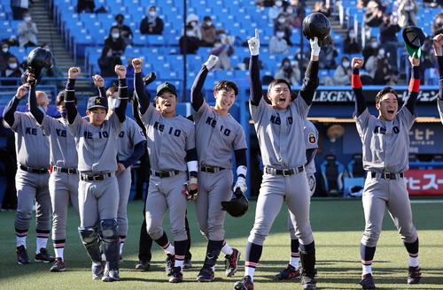 神奈川大対慶大 サヨナラ勝ちで決勝進出を決め、スタンドに笑顔でガッツポーズする正木(中央)ら慶大ナイン(撮影・浅見桂子)