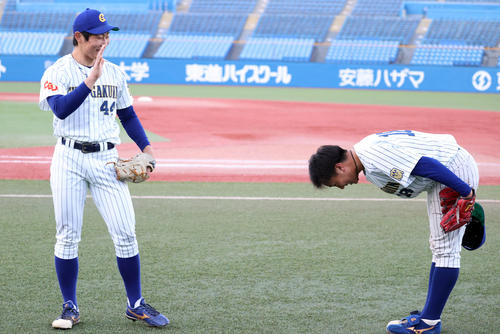 国学院大対中央学院大 9回表国学院大2死満塁、川村を三振に仕留めて決勝進出を決めた山崎(左)に、9回途中まで投げた古田島は深々と頭を下げる(撮影・浅見桂子)