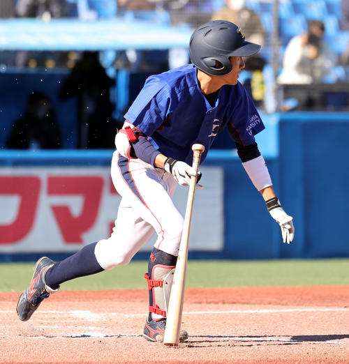 神奈川大対慶大 2回表神奈川大2死満塁、渡辺宏は投手強襲2点適時打を放つ(撮影・浅見桂子)