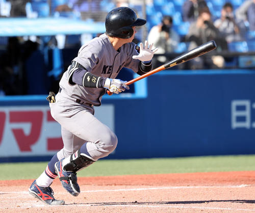 神奈川大対慶大 4回裏慶大無死二塁、福井は同点適時打を放つ(撮影・浅見桂子)