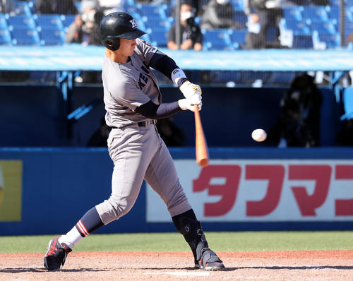 神奈川大対慶大 5回裏慶大1死、正木は左前打を放つ(撮影・浅見桂子)
