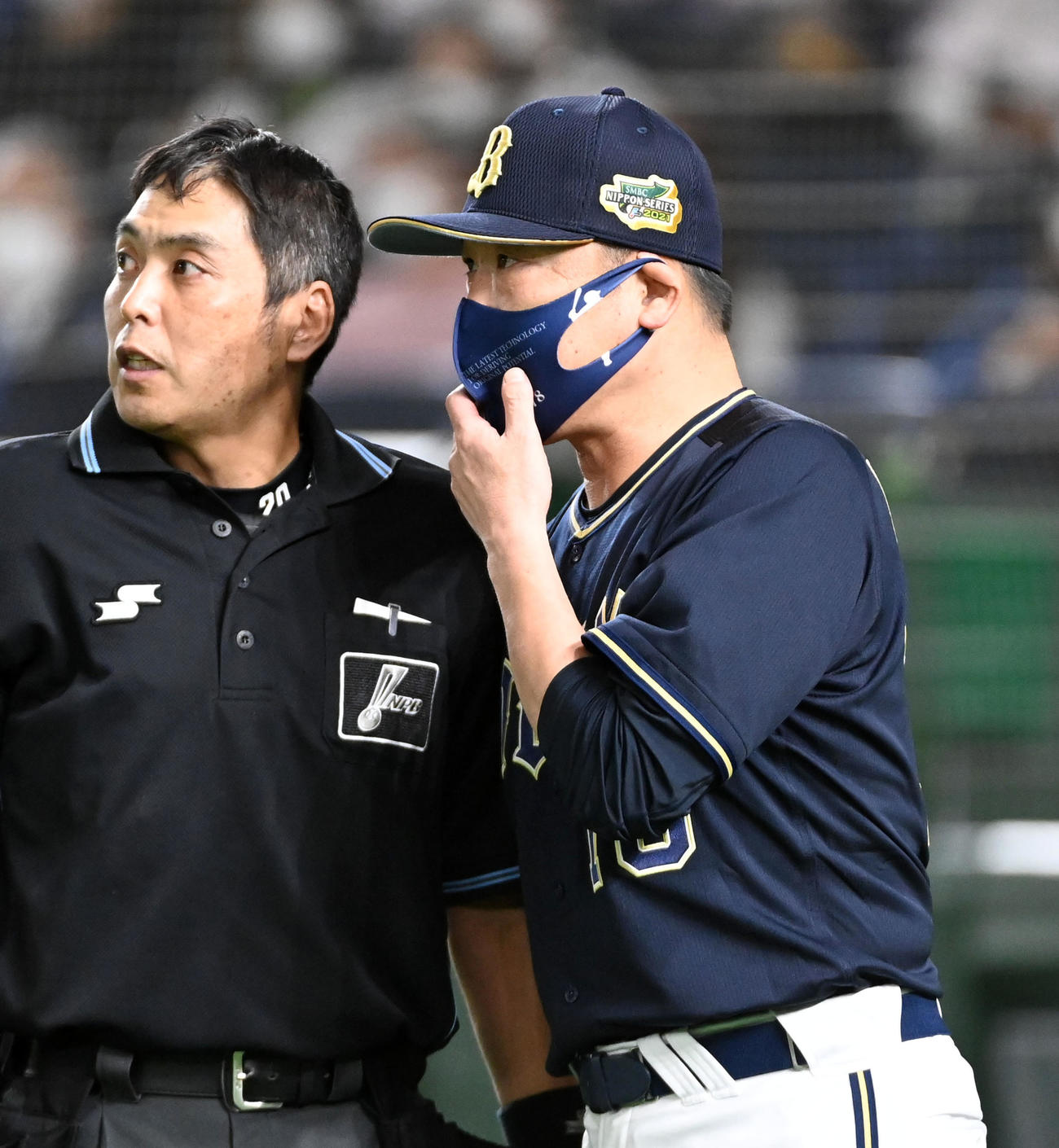 ヤクルト対オリックス　6回裏オリックス2死一、二塁、増井の交代を告げる中嶋監督（撮影・前岡正明）