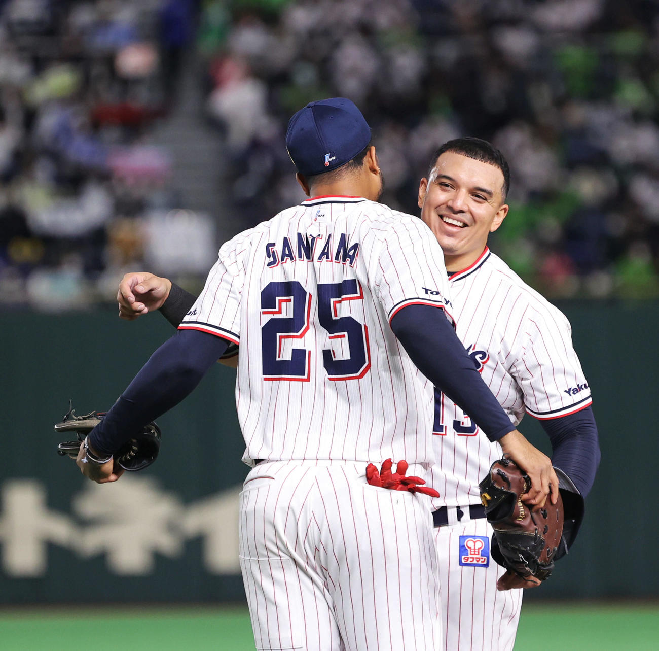ヤクルト対オリックス　6回裏を終え、サンタナ（手前）に迎えられるオスナ（撮影・河田真司）