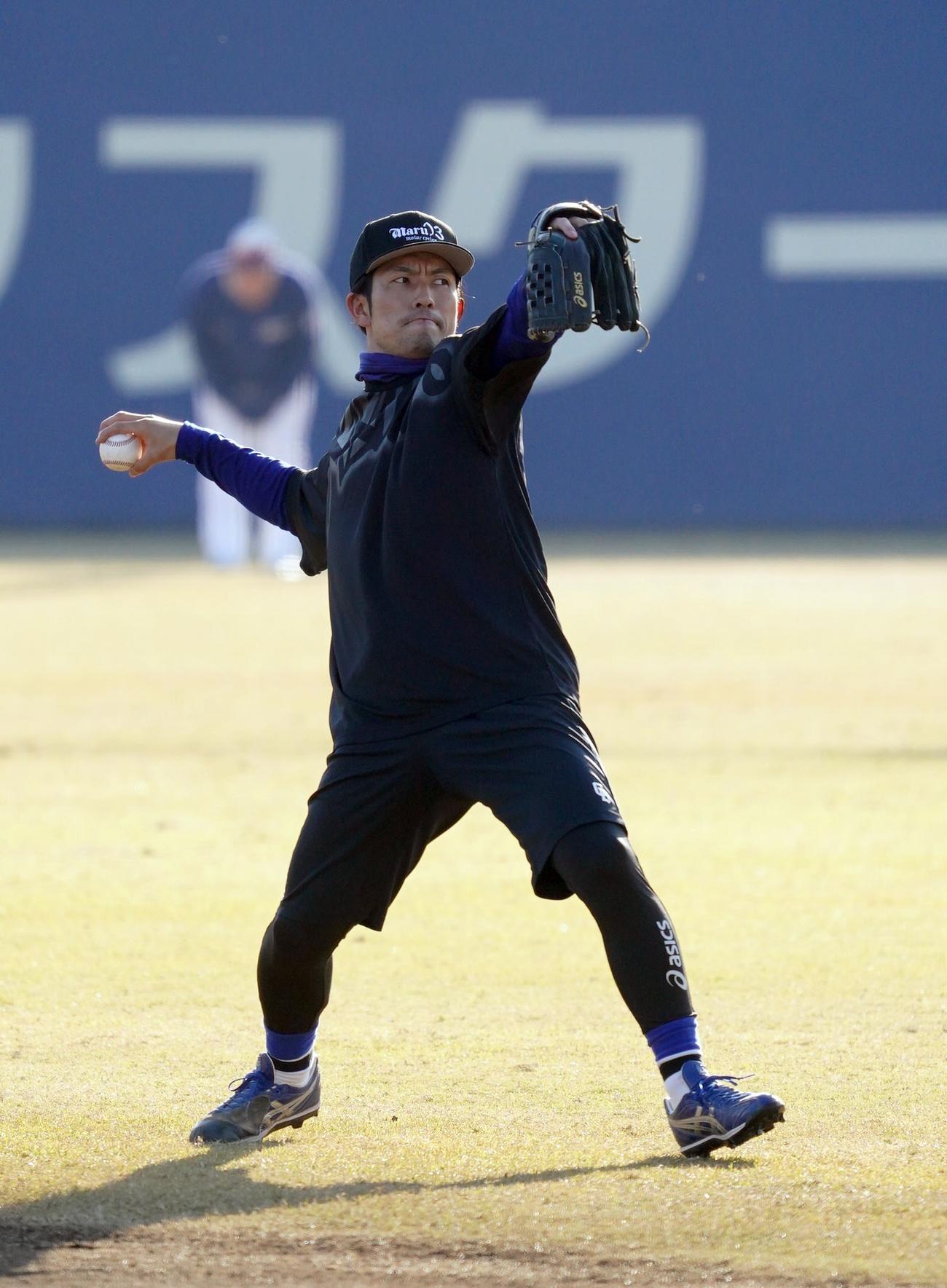 中日秋季キャンプでキャッチボールをする祖父江大輔（撮影・森本幸一、21年11月20日）
