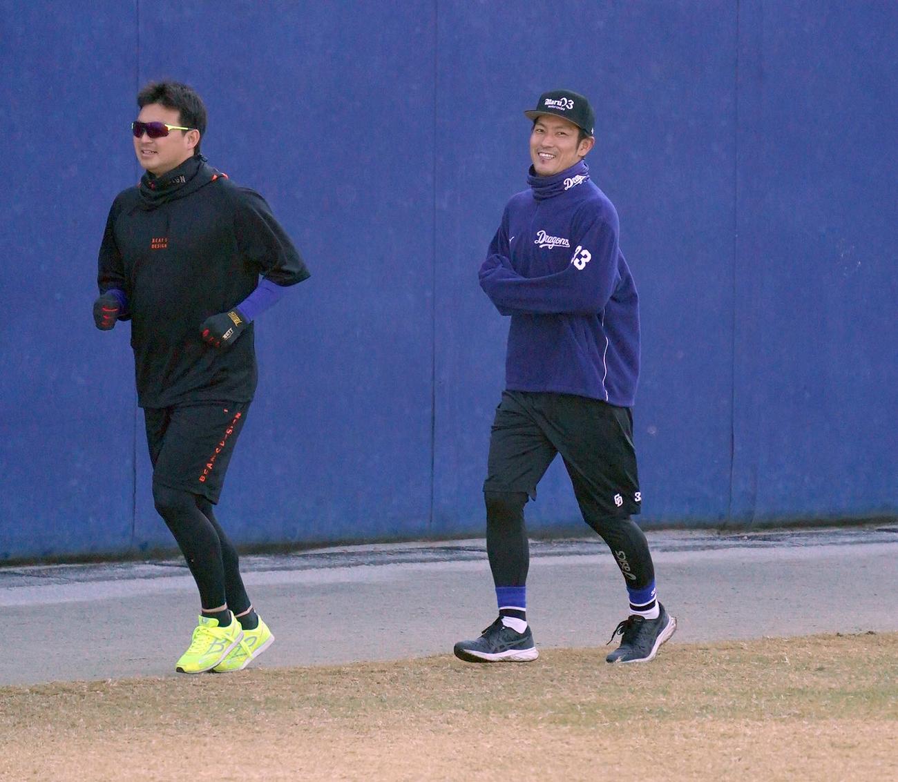 中日秋季キャンプでランニングをする田島慎二（左）と祖父江大輔（撮影・森本幸一、21年11月20日）