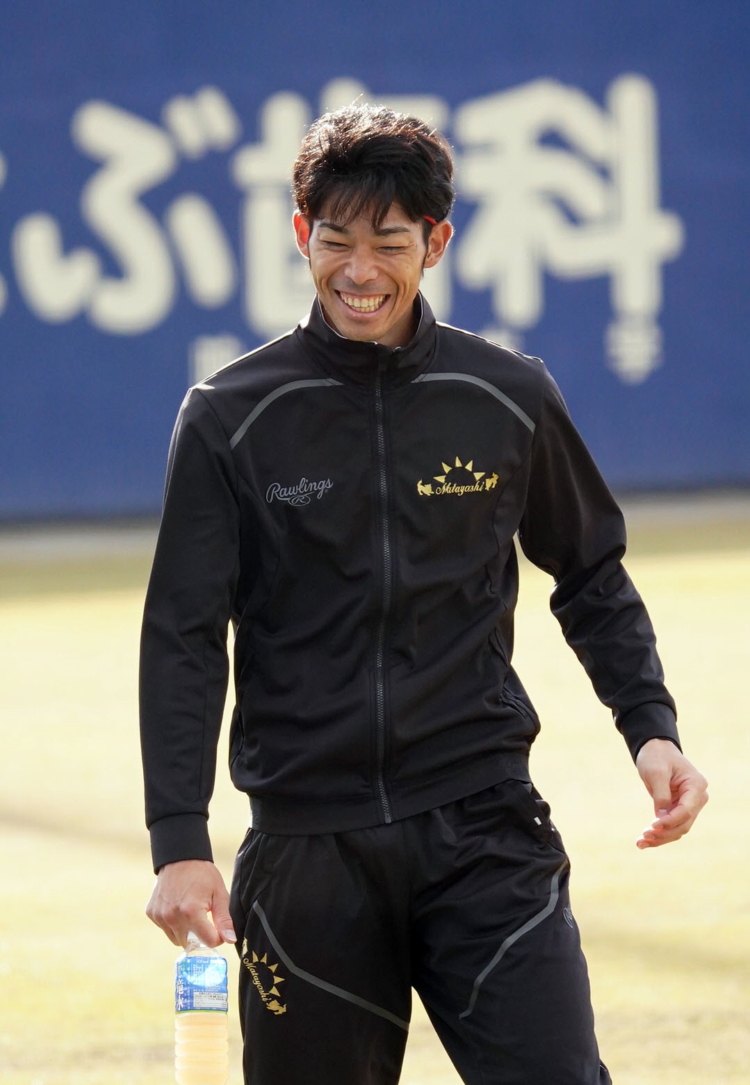 中日秋季キャンプで談笑する又吉克樹（撮影・森本幸一、21年11月23日）