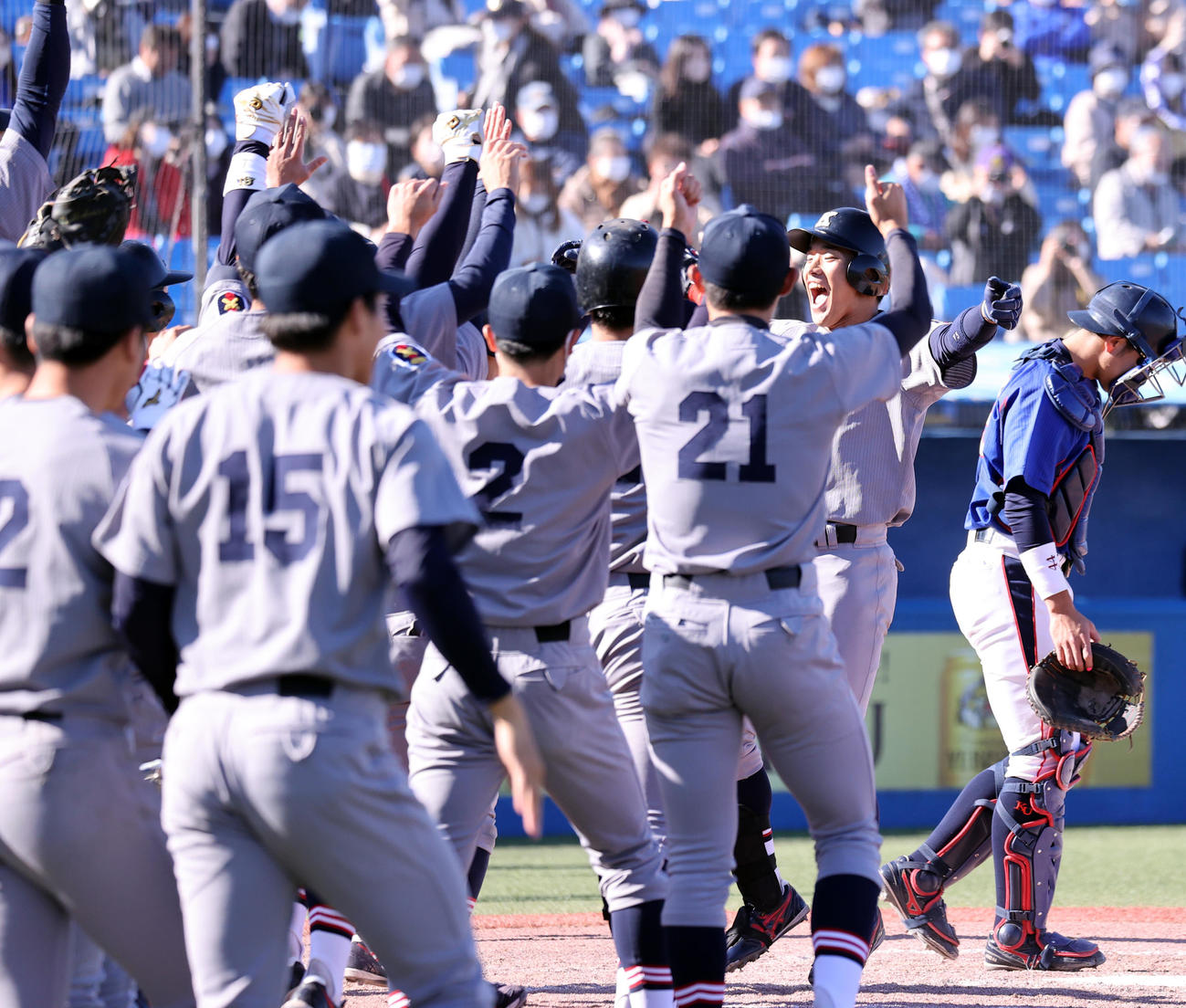 神奈川大対慶大　9回裏慶大1死三塁、下山（右）が右越えサヨナラ2点本塁打を放ち、、迎えるナインの中に笑顔で飛び込む（撮影・浅見桂子）