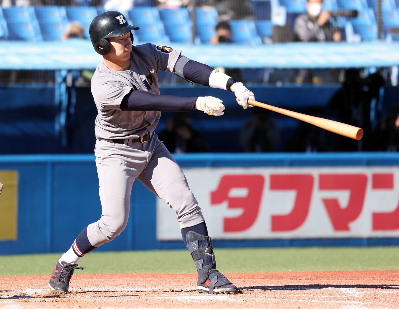神奈川大対慶大　1回裏慶大1死一塁、正木は右前打を放つ（撮影・浅見桂子）