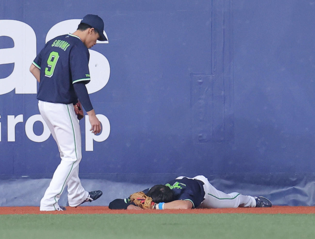 20日、オリックス対ヤクルト　2回裏オリックス2死一、二塁、若月の右飛を捕球し倒れ込む宮本（右）
