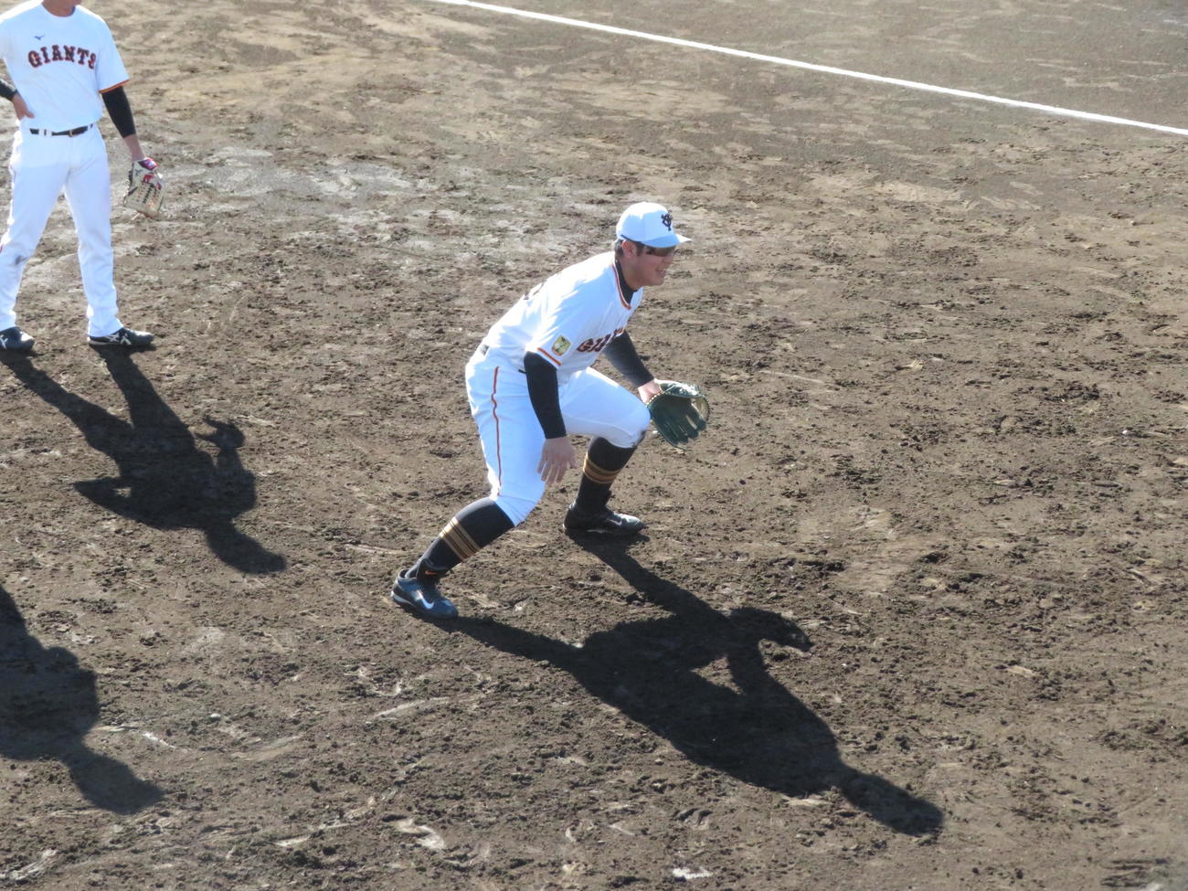 秋季練習でノックを受ける巨人岡本和（撮影・久保賢吾）