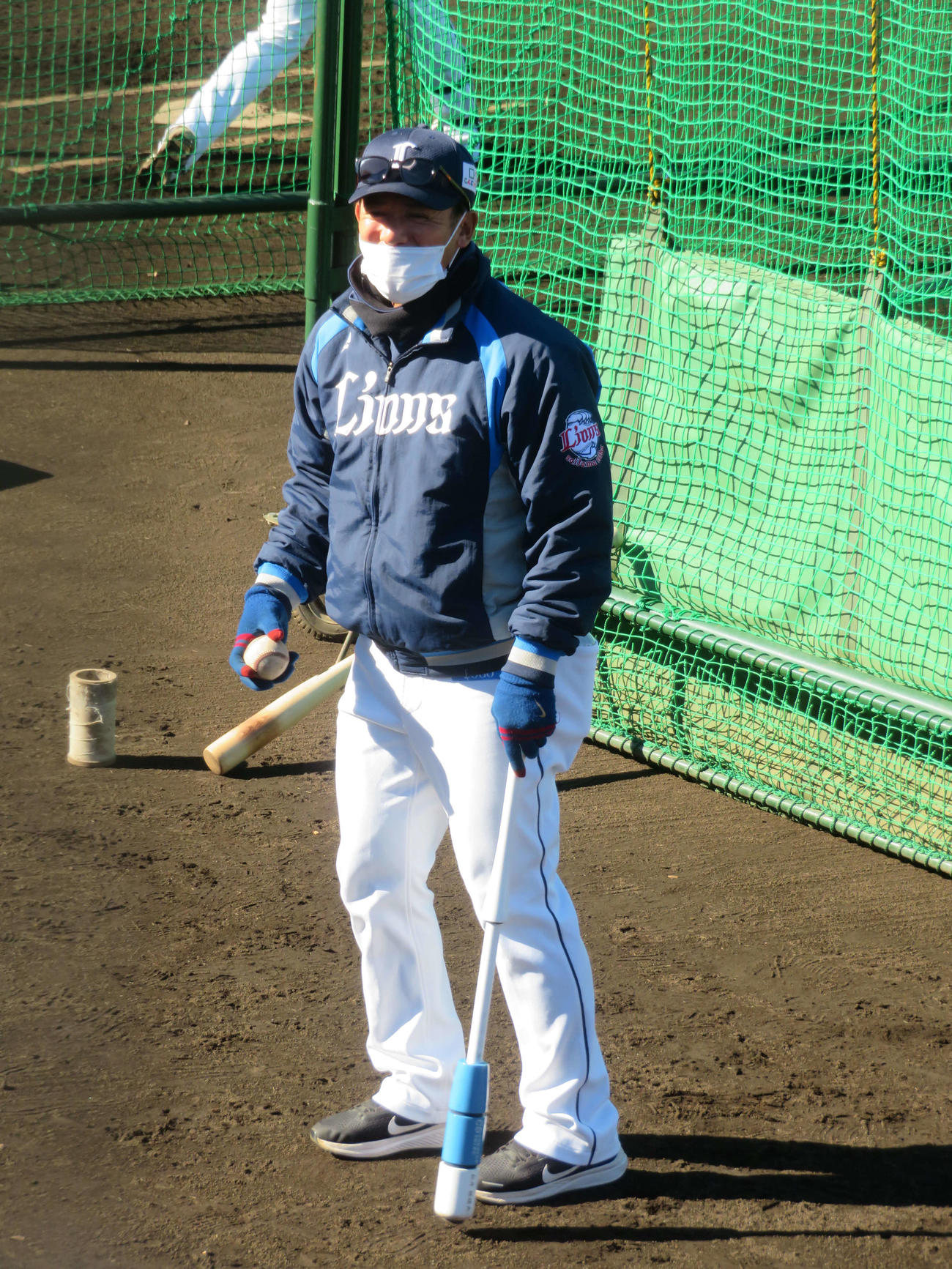 バットを手に選手を指導する西武松井ヘッドコーチ（撮影