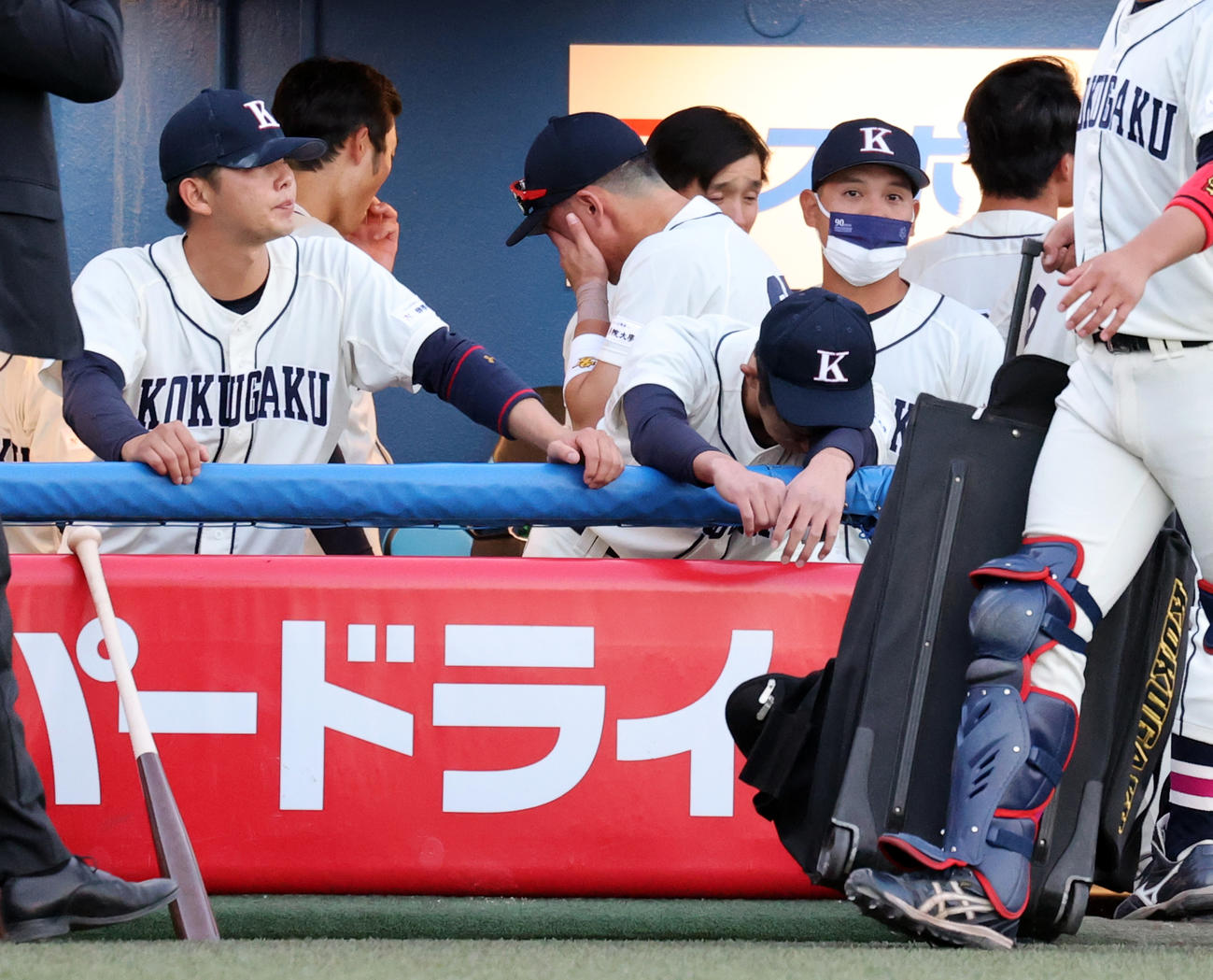 国学院大対中央学院大　決勝進出ならずベンチで泣きぬれる国学院大ナイン（撮影・浅見桂子）