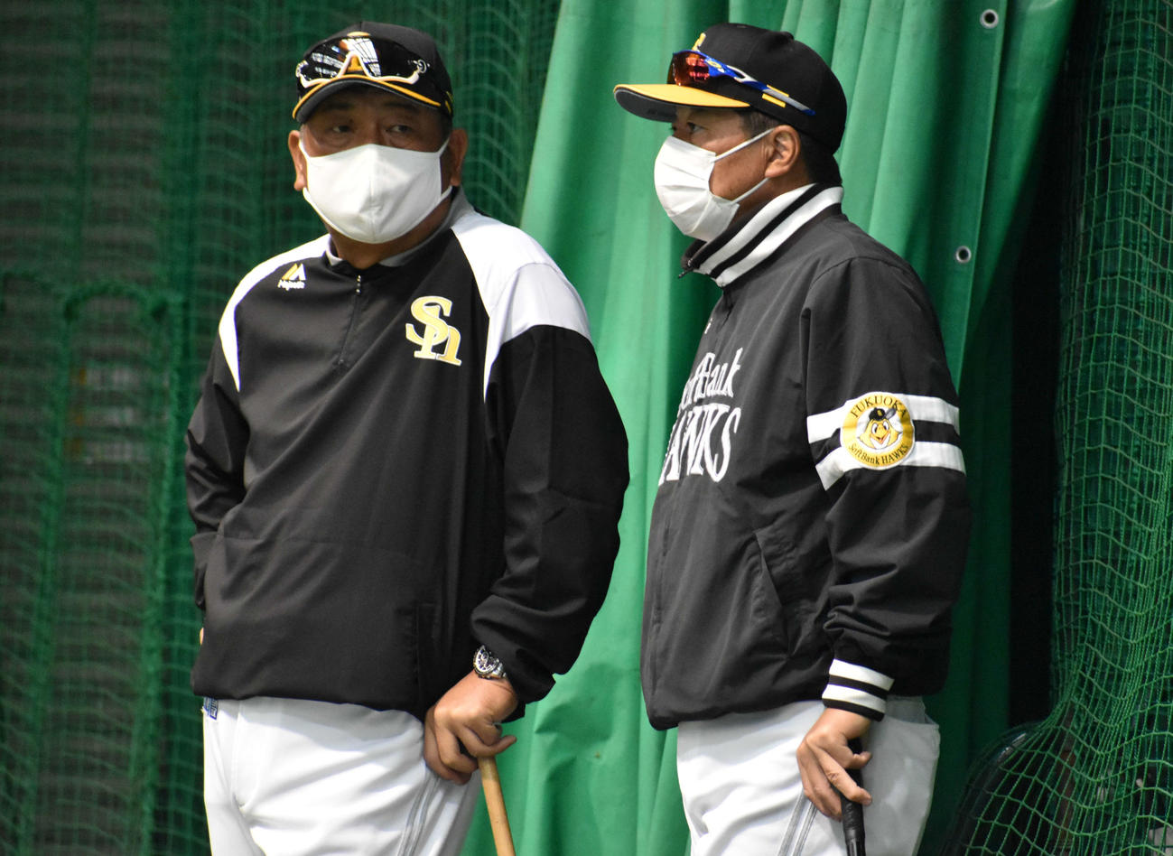 ブルペンを視察するソフトバンク藤本監督。右は森ヘッドコーチ（撮影・只松憲）
