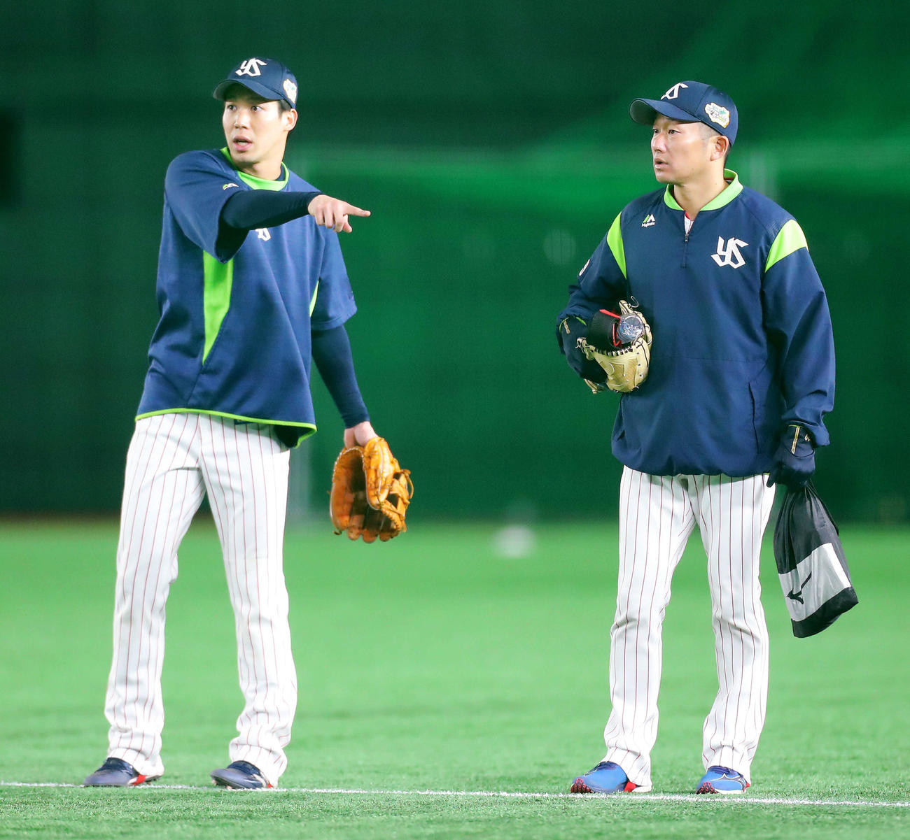 ヤクルト対オリックス　試合前、言葉を交わすヤクルト山田（左）と石川（撮影・河田真司）