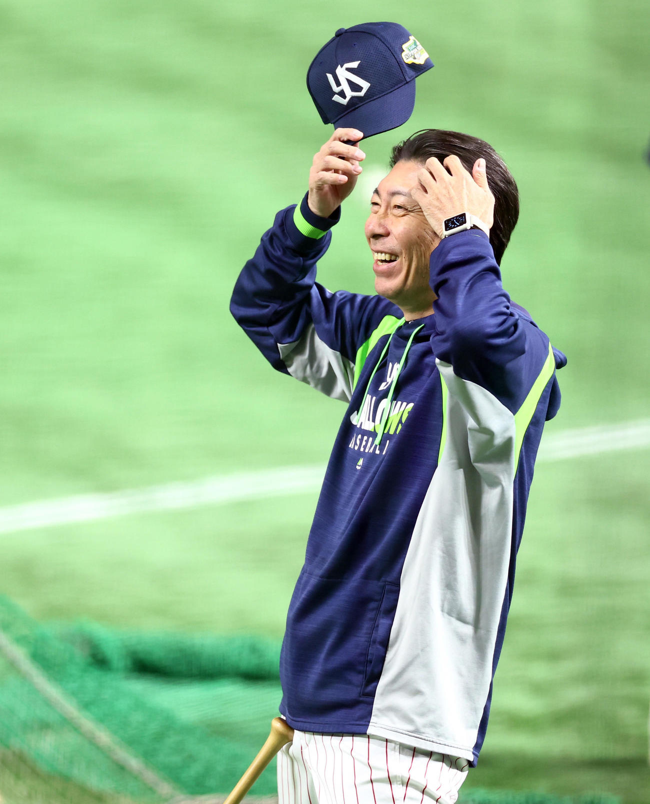 ヤクルト対オリックス　試合前、笑顔を見せるヤクルト高津監督（撮影・垰建太）