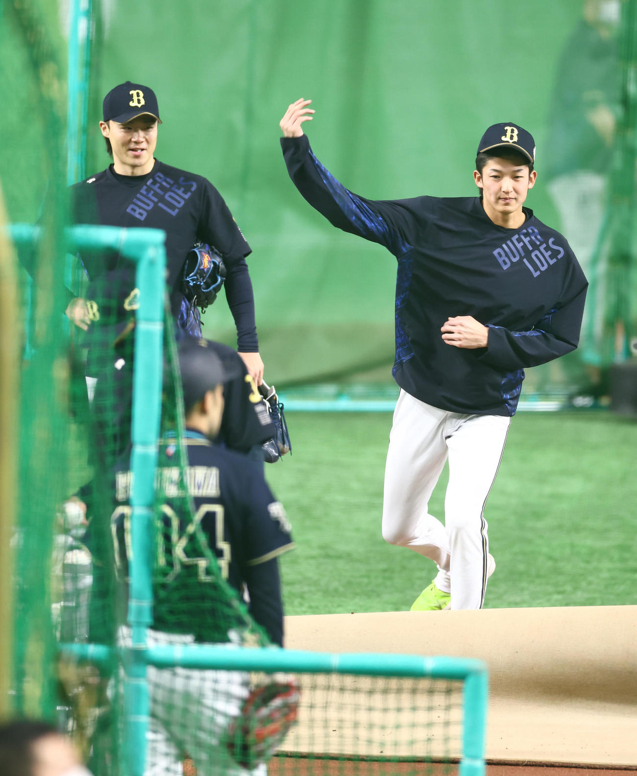 ヤクルト対オリックス　試合前、マウンドを確認するオリックス山崎颯（右）と山崎福（撮影・垰建太）