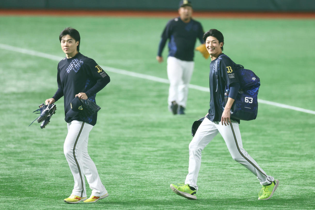 ヤクルト対オリックス　試合前練習を終え一緒に引き揚げるオリックス山崎颯（右）と山崎福（撮影・垰建太）