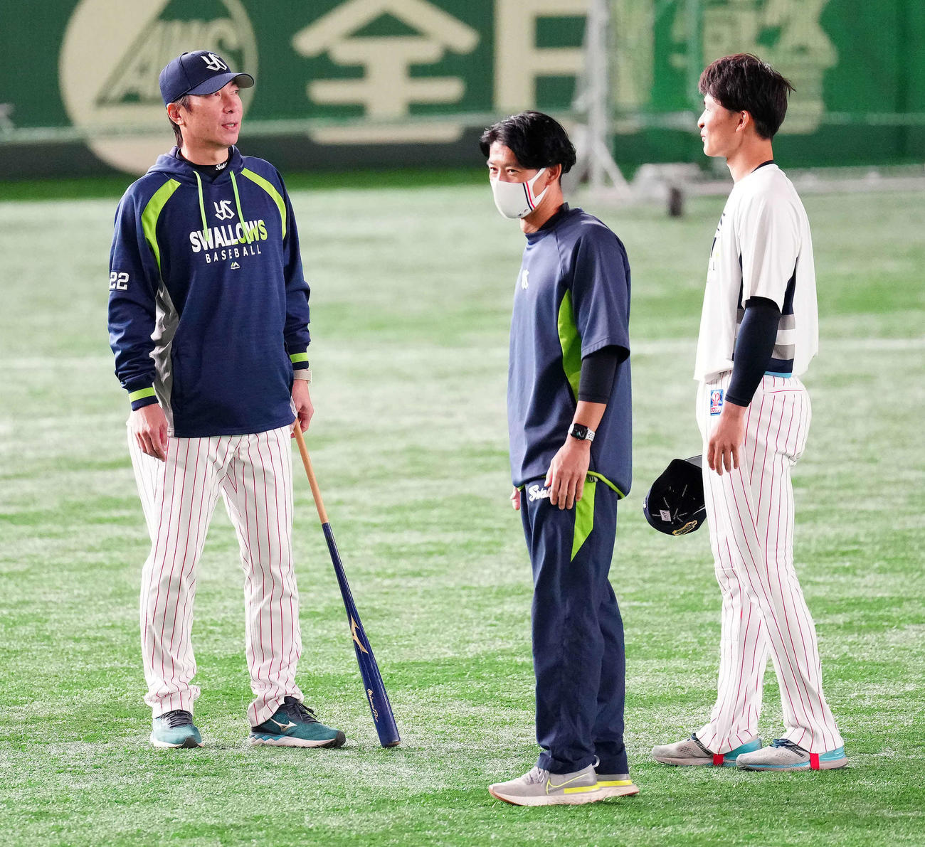 ヤクルト対オリックス　試合前練習中、ヤクルト宮本（右）と言葉をかわす高津監督（左）（撮影・江口和貴）