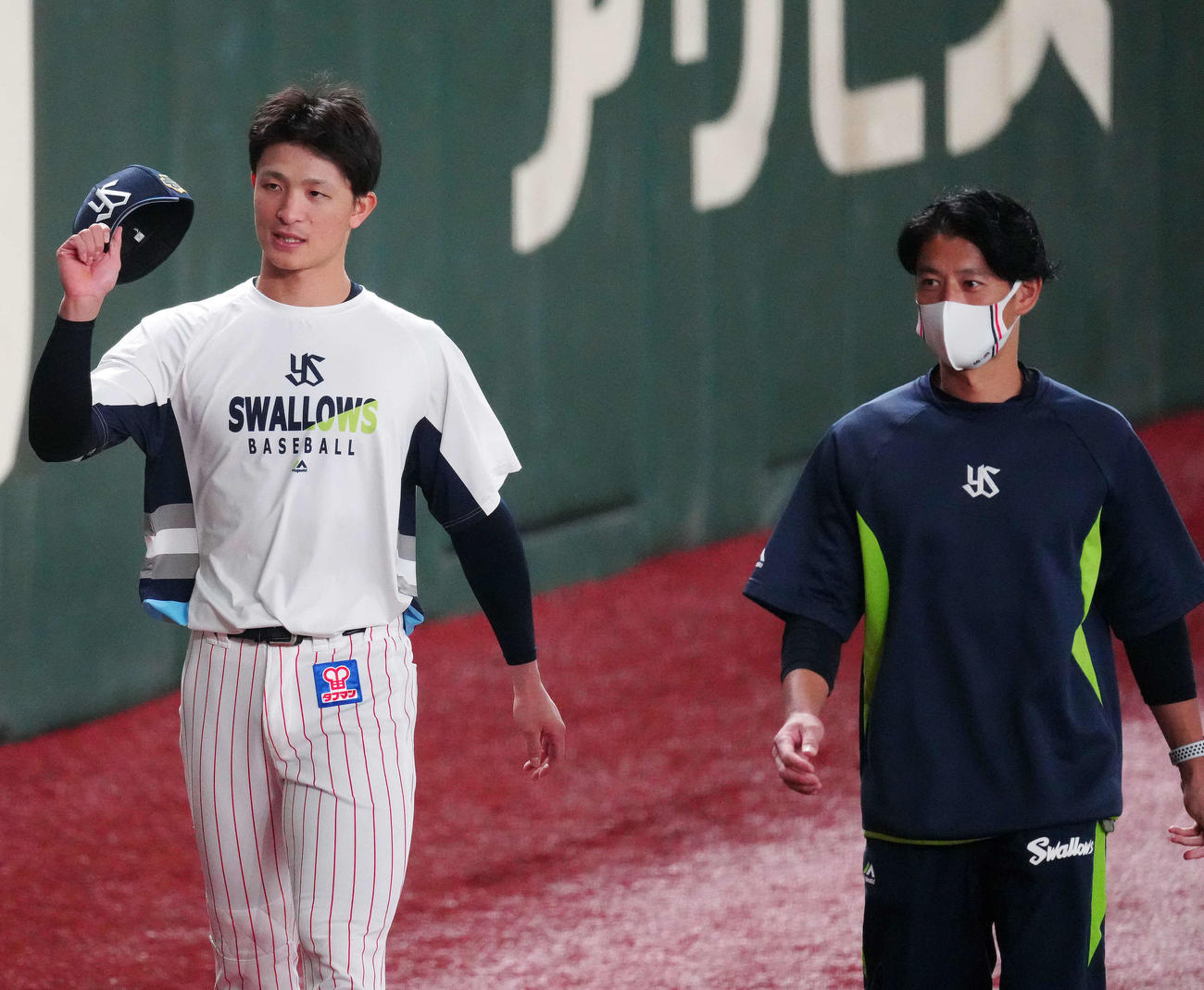 ヤクルト対オリックス　試合前練習中、外野を歩くヤクルト宮本（左）（撮影・江口和貴）